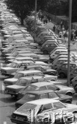 1988, Warszawa, Polska.
Samochody parkujące na ulicy.
Fot. Jarosław Tarań, zbiory Ośrodka KARTA [88-37]