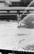1988, Warszawa, Polska.
Kobieta kąpiąca się w fontannie w upalny dzień.
Fot. Jarosław Tarań, zbiory Ośrodka KARTA [88-37]