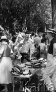 1988, Warszawa, Polska.
Festyn w parku, klienci przy stoisku z kapeluszami.
Fot. Jarosław Tarań, zbiory Ośrodka KARTA [88-37]