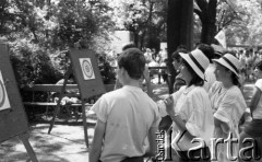 1988, Warszawa, Polska.
Festyn w parku, dziewczyny w kapeluszach rzucające do tarczy.
Fot. Jarosław Tarań, zbiory Ośrodka KARTA [88-37]