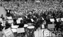 1988, Warszawa, Polska.
Rynek Starego Miasta, koncert orkiestry symfonicznej ze Stanów Zjednoczonych.
Fot. Jarosław Tarań, zbiory Ośrodka KARTA [88-52] 
