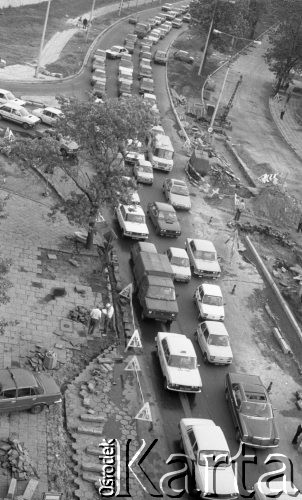 1988, Warszawa, Polska.
Przebudowa Placu Zawiszy, samochody stojące w korku.
Fot. Jarosław Tarań, zbiory Ośrodka KARTA [88-50] 
