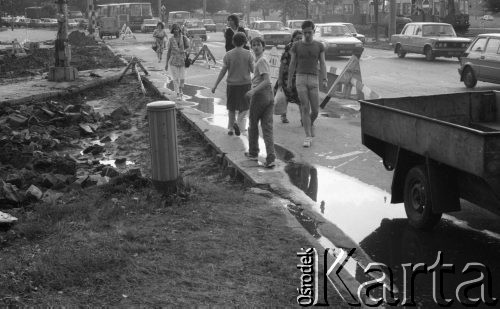 1988, Warszawa, Polska.
Przebudowa Placu Zawiszy, ludzie przechodzący przez ulicę.
Fot. Jarosław Tarań, zbiory Ośrodka KARTA [88-50] 

