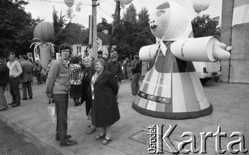 Wrzesień 1988, Skierniewice, Polska
Dożynki wojewódzkie, dekoracje na ulicy - gigantyczna lalka i baloniki.
Fot. Jarosław Tarań, zbiory Ośrodka KARTA [88-13] 
