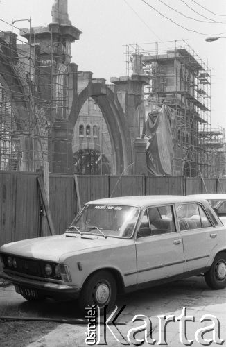 Maj 1988, Warszawa, Polska.
Remont Mostu Poniatowskiego, Fiat 125P stojący przy ogrodzeniu.
Fot. Jarosław Tarań, zbiory Ośrodka KARTA [88-38]