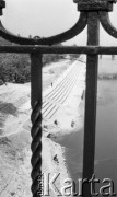 Maj 1988, Warszawa, Polska.
Remont Mostu Poniatowskiego, widok przez barierkę mostu na wędkarzy łowiących ryby w Wiśle.
Fot. Jarosław Tarań, zbiory Ośrodka KARTA [88-38]