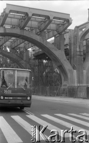 Maj 1988, Warszawa, Polska.
Remont Mostu Poniatowskiego, autobus MZK jadący ulicą pod mostem.
Fot. Jarosław Tarań, zbiory Ośrodka KARTA [88-39] 
