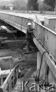 Maj 1988, Warszawa, Polska.
Remont Mostu Poniatowskiego, robotnicy montujący barierkę.
Fot. Jarosław Tarań, zbiory Ośrodka KARTA [88-40] 
