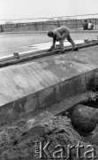 Maj 1988, Warszawa, Polska.
Remont Mostu Poniatowskiego, robotnik podczas pracy.
Fot. Jarosław Tarań, zbiory Ośrodka KARTA [88-40] 
