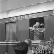 9.09.1988, Warszawa, Polska.
Orient Express Paryż-Hong-Kong na Dworcu Głównym w Warszawie. 
Fot. Jarosław Tarań, zbiory Ośrodka KARTA [88-55] 
