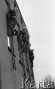 1988, Lublin, Polska
Wyższa Oficerska Szkoła Kwatermistrzowska, żołnierze wchodzący do budynku przez okna, ćwiczenia.
Fot. Jarosław Tarań, zbiory Ośrodka KARTA [88-49] 
