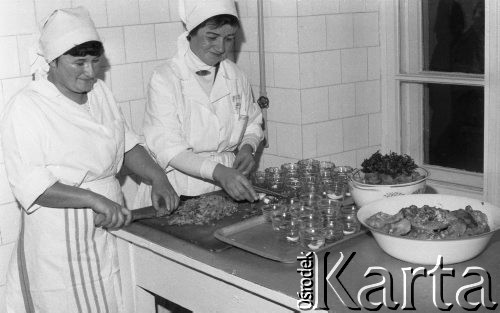 1988, Lublin, Polska
Gospodarstwo Zaopatrzeniowe Wojsk Kwatermistrzowskich, kucharki przygotowujące posiłek.
Fot. Jarosław Tarań, zbiory Ośrodka KARTA [88-28] 
