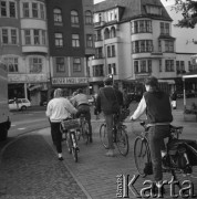 Październik 1988, Brema, Republika Federalna Niemiec (RFN)
Rowerzyści czekający na przejściu przez jezdnię na zmianę światła.
Fot. Jarosław Tarań, zbiory Ośrodka KARTA [88-88] 
