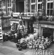 Październik 1988, Brema, Republika Federalna Niemiec (RFN)
Ceramiczne naczynia wystawione na ulicy przed sklepem z pamiątkami.
Fot. Jarosław Tarań, zbiory Ośrodka KARTA [88-90] 

