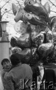 24.11.1988, Hamburg, Republika Federalna Niemiec (RFN)
Uliczny sprzedawca baloników.
Fot. Jarosław Tarań, zbiory Ośrodka KARTA [88-48] 
