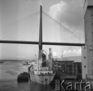 20.11.1988, Hamburg, Republika Federalna Niemiec (RFN)
Most nad Elbą, na pierwszym planie statek zacumowany przy nabrzeżu.
Fot. Jarosław Tarań, zbiory Ośrodka KARTA [88-119] 
