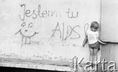 Sierpień 1989, Warszawa, Polska.
Dziecko na tle ściany z napisem 