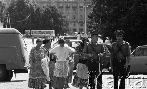 Sierpień 1989, Warszawa, Polska.
Plac Defilad, dwaj milicjanci i grupa Cyganek, w tle hotel 