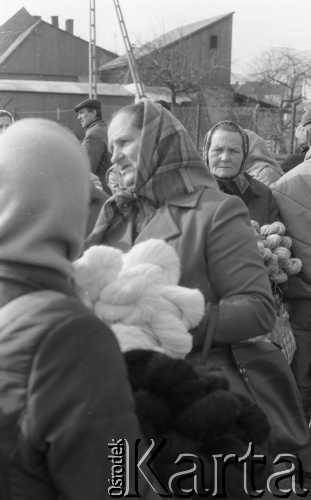 Marzec 1989, Nowy Targ, Polska
Czwartkowy targ w Nowym Targu, kobiety sprzedające wełnę.
Fot. Jarosław Tarań, zbiory Ośrodka KARTA [89-58] 
