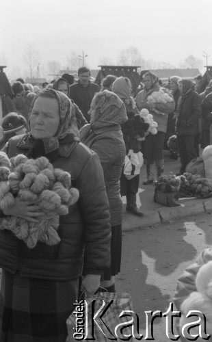 Marzec 1989, Nowy Targ, Polska
Czwartkowy targ w Nowym Targu, kobiety sprzedające wełnę.
Fot. Jarosław Tarań, zbiory Ośrodka KARTA [89-58] 
