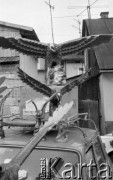 Marzec 1989, Nowy Targ, Polska
Czwartkowy targ w Nowym Targu, rzeźby ptaków stojące na masce samochodu.
Fot. Jarosław Tarań, zbiory Ośrodka KARTA [89-59] 

