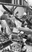 Marzec 1989, Nowy Targ, Polska
Czwartkowy targ w Nowym Targu, bibeloty stojące na maskach samochodów.
Fot. Jarosław Tarań, zbiory Ośrodka KARTA [89-59] 
