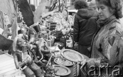 Marzec 1989, Nowy Targ, Polska
Czwartkowy targ w Nowym Targu, kobieta oglądająca malowane talerze.
Fot. Jarosław Tarań, zbiory Ośrodka KARTA [89-59] 
