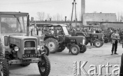 Marzec 1989, Nowy Targ, Polska
Czwartkowy targ w Nowym Targu, traktory marki 
