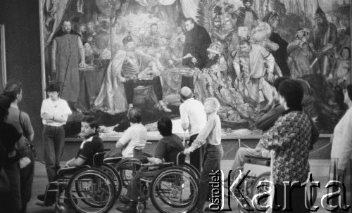 Maj 1989, Warszawa, Polska.
Zamek Królewski, grupa osób niepełnosprawnych przed obrazem Jana Matejki 