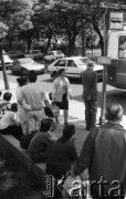 Maj 1989, Warszawa, Polska.
Pasażerowie oczekujący na autobus komunikacji miejskiej na przystanku przy ulicy Pięknej.
Fot. Jarosław Tarań, zbiory Ośrodka KARTA [89-41] 
