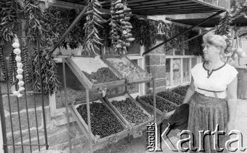 Czerwiec 1989, Tihany, Węgry
Wczasy nad Balatonem, targowisko, kobieta przy stoisku z owocami i warzywami.
Fot. Jarosław Tarań, zbiory Ośrodka KARTA [89-52] 
