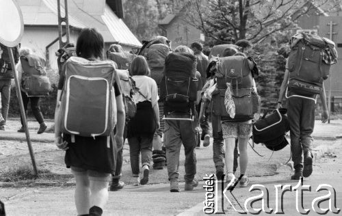 25-29.05.1989, Bieszczady, Polska
Grupa turystów z plecakami.
Fot. Jarosław Tarań, zbiory Ośrodka KARTA [89-45] 

