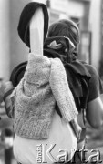 25-29.05.1989, Bieszczady, Polska
Chłopak z plecakiem i gitarą na plecach. Gitara jest obwiązana swetrem i ma czapkę założoną na gryf.
Fot. Jarosław Tarań, zbiory Ośrodka KARTA [89-45] 
