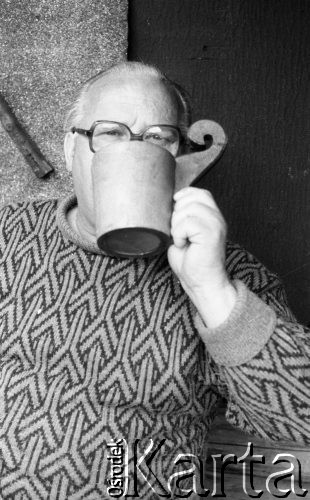 25-29.05.1989, Bieszczady, Polska
Meżczyzna w swetrze pijący z drewnianego kubka.
Fot. Jarosław Tarań, zbiory Ośrodka KARTA [89-62] 
