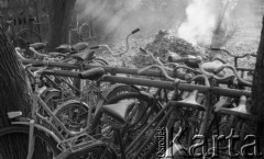 1988-1989, Żyrardów, woj. Skierniewice, Polska
Stojące rowery, w tle palące się liście.
Fot. Jarosław Tarań, zbiory Ośrodka KARTA [89-73] 
