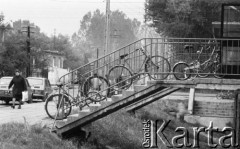 1988-1989, Żyrardów, woj. Skierniewice, Polska
Rowery pozostawione na schodach przed budynkiem.
Fot. Jarosław Tarań, zbiory Ośrodka KARTA [89-73] 
