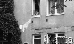 1988-1989, Warszawa, Polska.
Kobieta wywieszająca pranie za oknem.
Fot. Jarosław Tarań, zbiory Ośrodka KARTA [89-48] 
