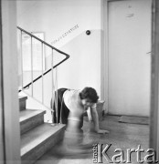 6.06.1968, Warszawa, Polska.
Dzień pracy dozorczyni - kobieta sprząta klatkę schodową, napis na ścianie: 
