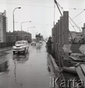 22.05.1968, Warszawa, Polska.
Przebudowa wiaduktu na Moście Poniatowskiego - przejeżdżający samochód marki 