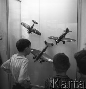 29.08.1968, Warszawa, Polska.
Chłopcy oglądają eksponowane w Muzeum Wojska Polskiego modele samolotów: na górze od lewej  PZL P 11c, czyli tzw. 
