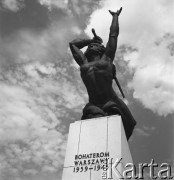 29.08.1968, Warszawa, Polska.
Warszawska Nike - Pomnik Bohaterów Warszawy, napis na pomniku: 
