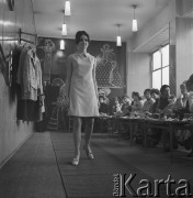 28.02.1968, Warszawa, Polska.
Pokaz mody - modelka prezentuje białą sukienkę publiczności. 
Fot. Jarosław Tarań, zbiory Ośrodka KARTA
