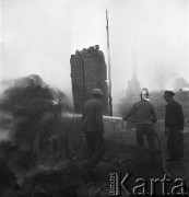 Październik 1968, Polska. 
Strażacy dogaszają pożar.
Fot. Jarosław Tarań, zbiory Ośrodka KARTA