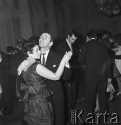 1.01.1968, Warszawa, Polska.
Bal WAG - tańczące pary. 
Fot. Jarosław Tarań, zbiory Ośrodka KARTA