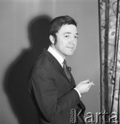 Luty 1968, Warszawa, Polska.
Portret piosenkarza Jerzego Połomskiego.
Fot. Jarosław Tarań, zbiory Ośrodka KARTA