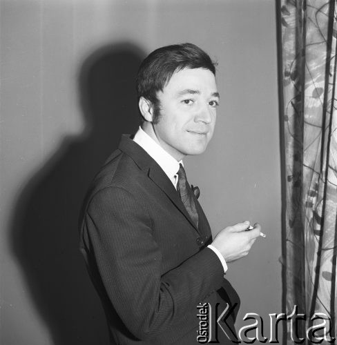 Luty 1968, Warszawa, Polska.
Portret piosenkarza Jerzego Połomskiego.
Fot. Jarosław Tarań, zbiory Ośrodka KARTA
