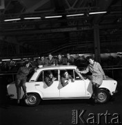 Wrzesień 1968,  Warszawa - Żerań, Polska.
Pierwszy Polski Fiat 125 p. opuszcza taśmę montażową w Fabryce Samochodów Osobowych - pracownicy pozują do zdjęcia w nowo wyprodukowanym samochodzie.
Fot. Jarosław Tarań, zbiory Ośrodka KARTA