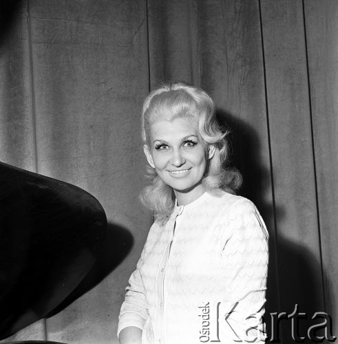 20.02.1968, Warszawa, Polska.
Portret śpiewaczki operetkowej - Wandy Polańskiej.
Fot. Jarosław Tarań, zbiory Ośrodka KARTA