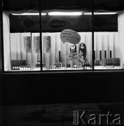 13.05.1968, Warszawa, Polska.
Delikatesy - wystawa sklepowa prezentująca artykuły spożywcze. Napis na szybie: