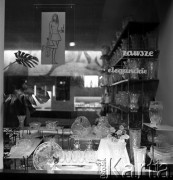 13.05.1968, Warszawa, Polska.
Wystawa sklepowa prezentująca kryształy. Napis na szybie: 